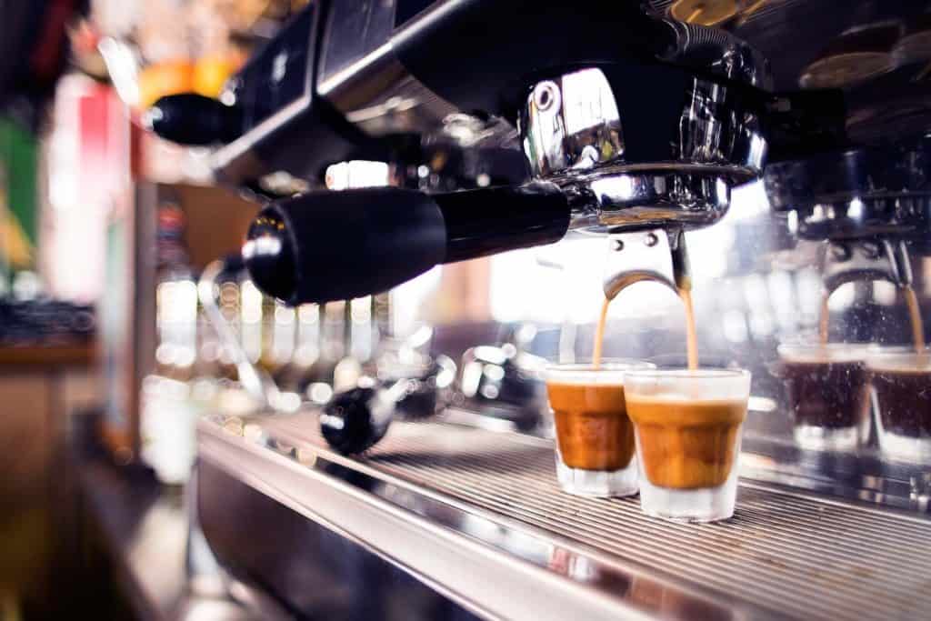 Khác biệt giữa cà phê pha phin và cà phê pha máy