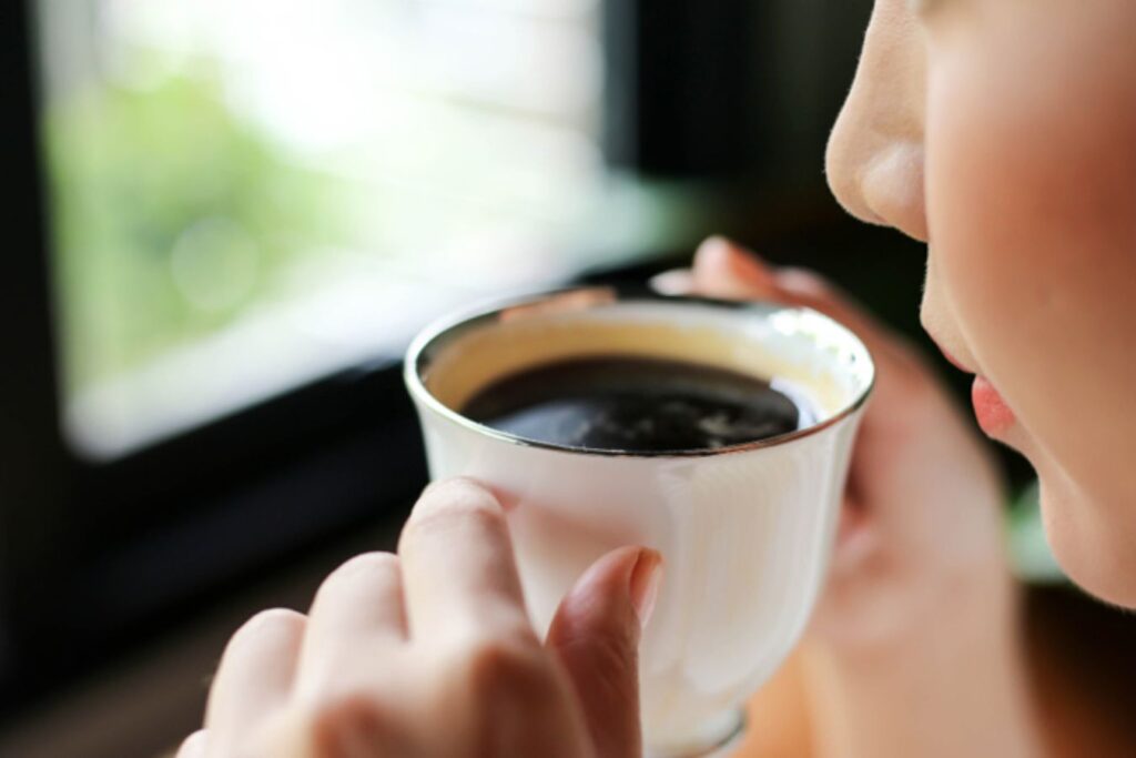 Uống cà phê khi bụng đói có hại không